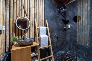 Villa, 1 Schlafzimmer (Triangle) | Badezimmer | Dusche, Haartrockner, Hausschuhe, Handtücher