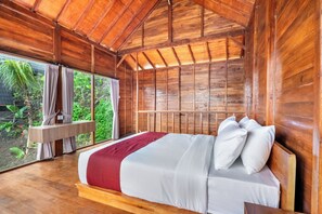 Desk, free WiFi, bed sheets - Ngetis Sidemen Villa & Retreat (Sidemen)