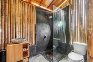 Villa, balkon, uitzicht op zwembad | Badkamer | Een douche, een haardroger, handdoeken, zeep