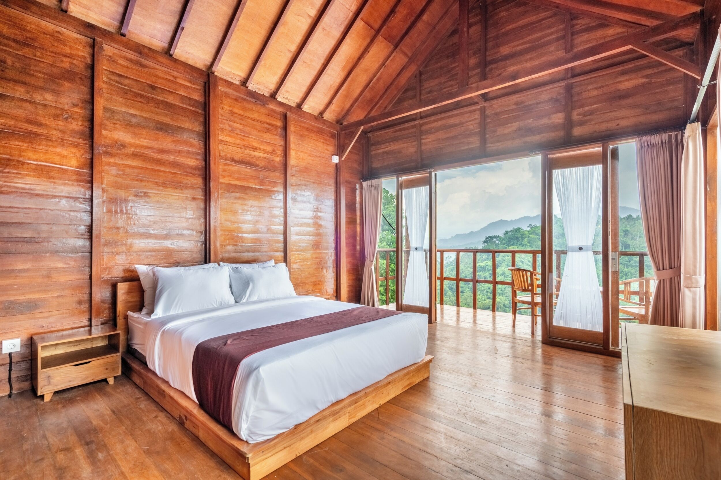 Escritorio, wifi gratis y ropa de cama 