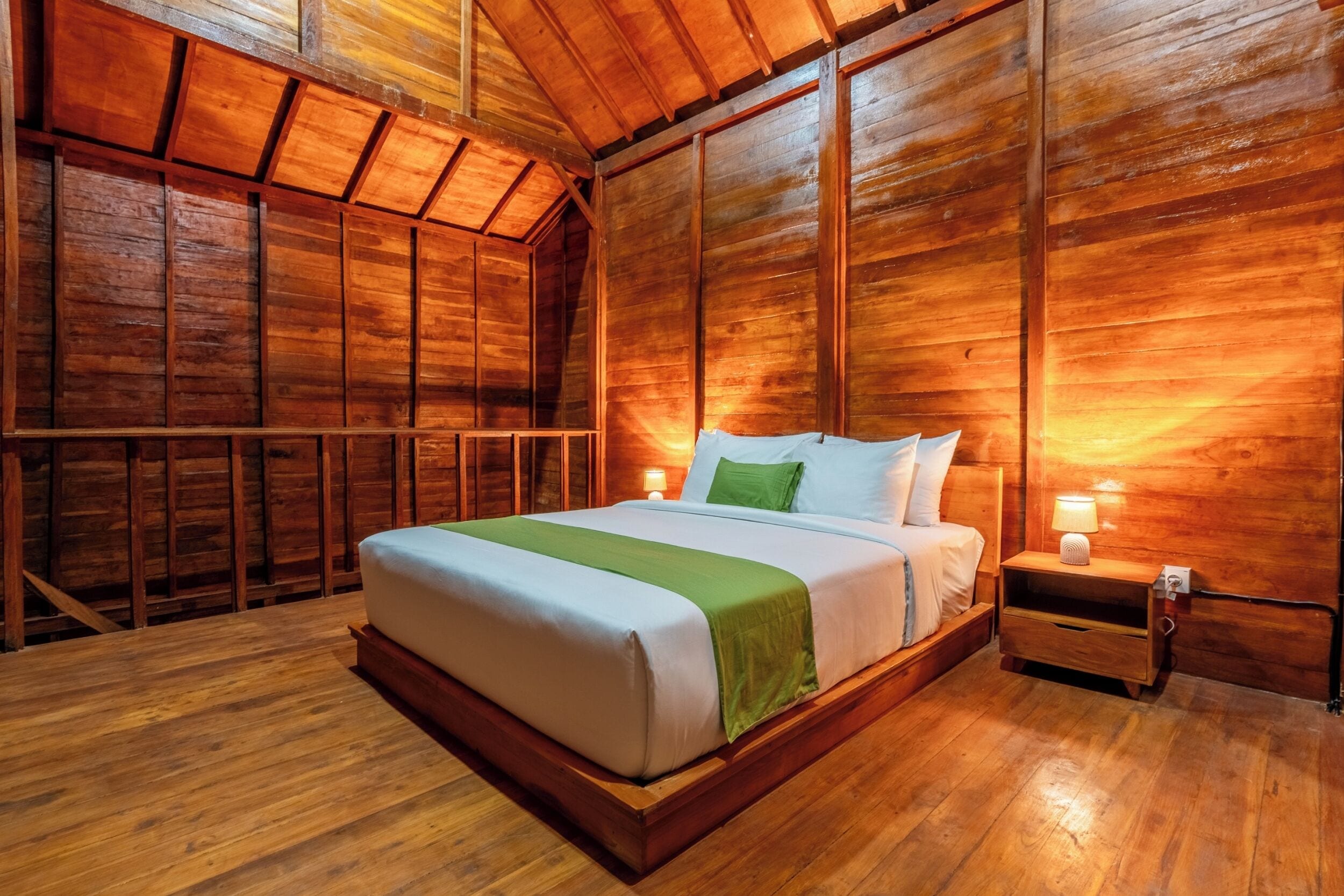 Villa, balkong, utsikt mot høyde | Skrivebord, wi-fi (inkludert) og sengetøy