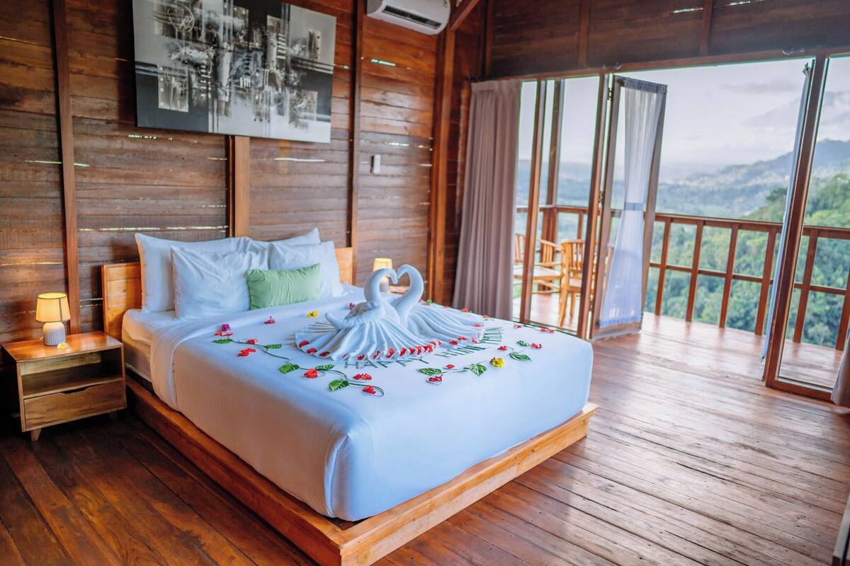 One Bedroom Suite Villa with Private Plunge Pool | Bàn, truy cập Internet không dây miễn phí, bộ trải giường 