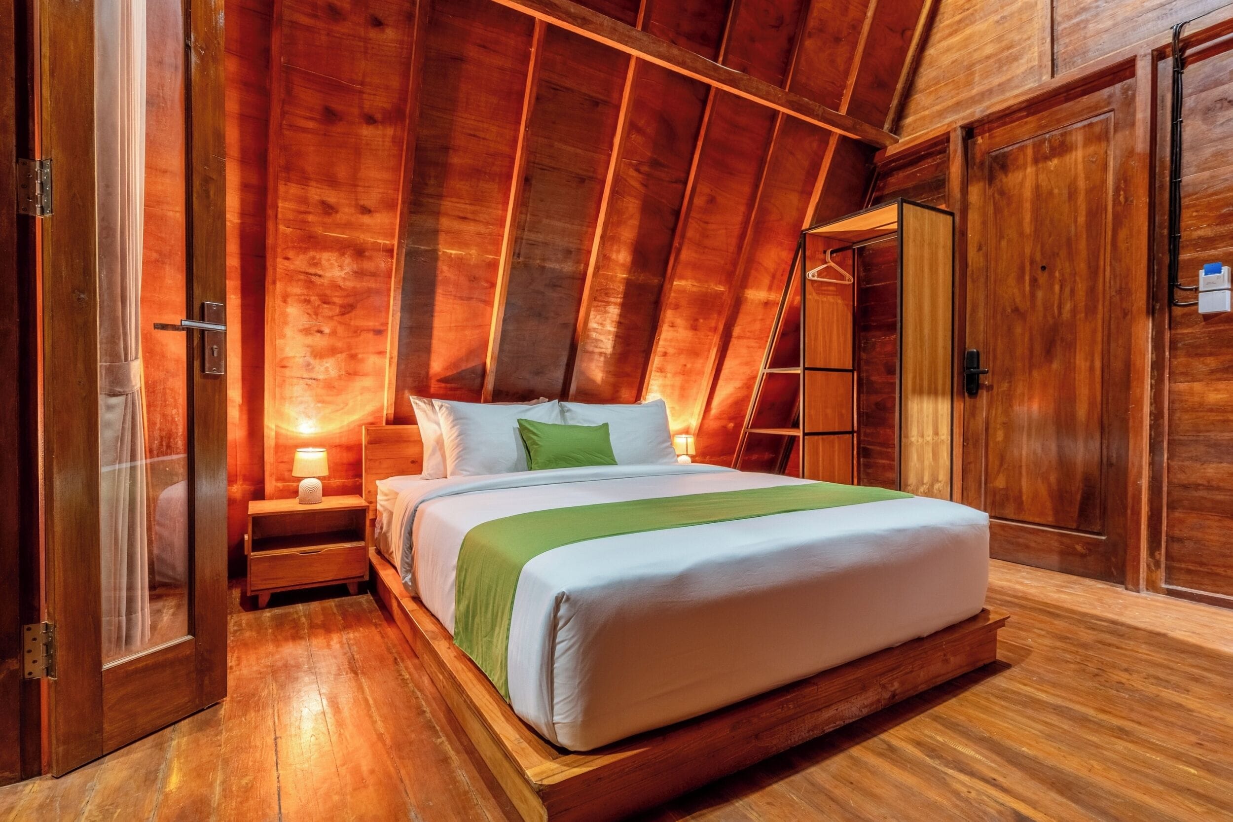 Villa, balkon, uitzicht op zwembad | Een bureau, gratis wifi, beddengoed