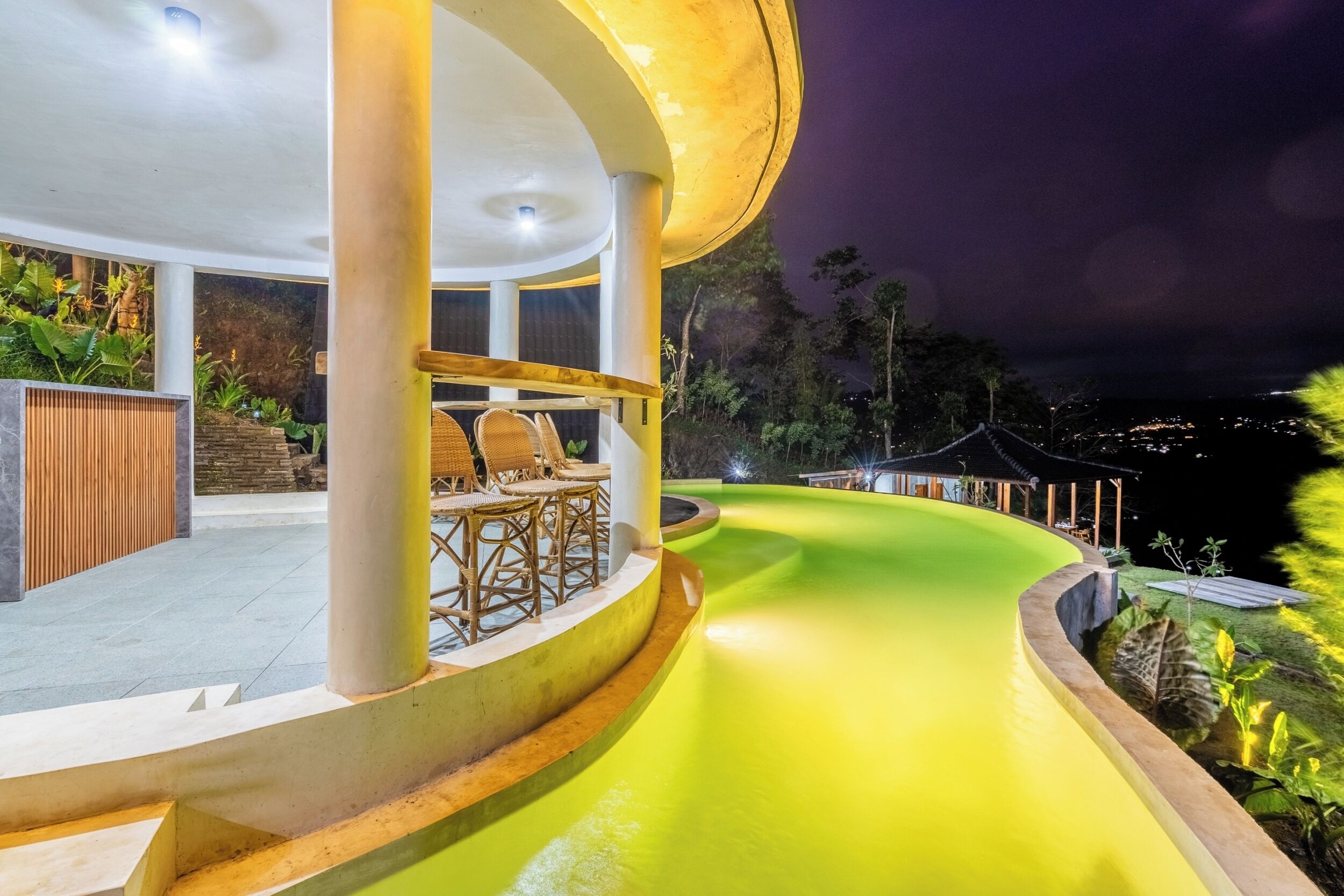 Una piscina al aire libre