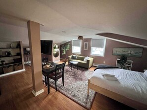 Desk, iron/ironing board, WiFi, bed sheets