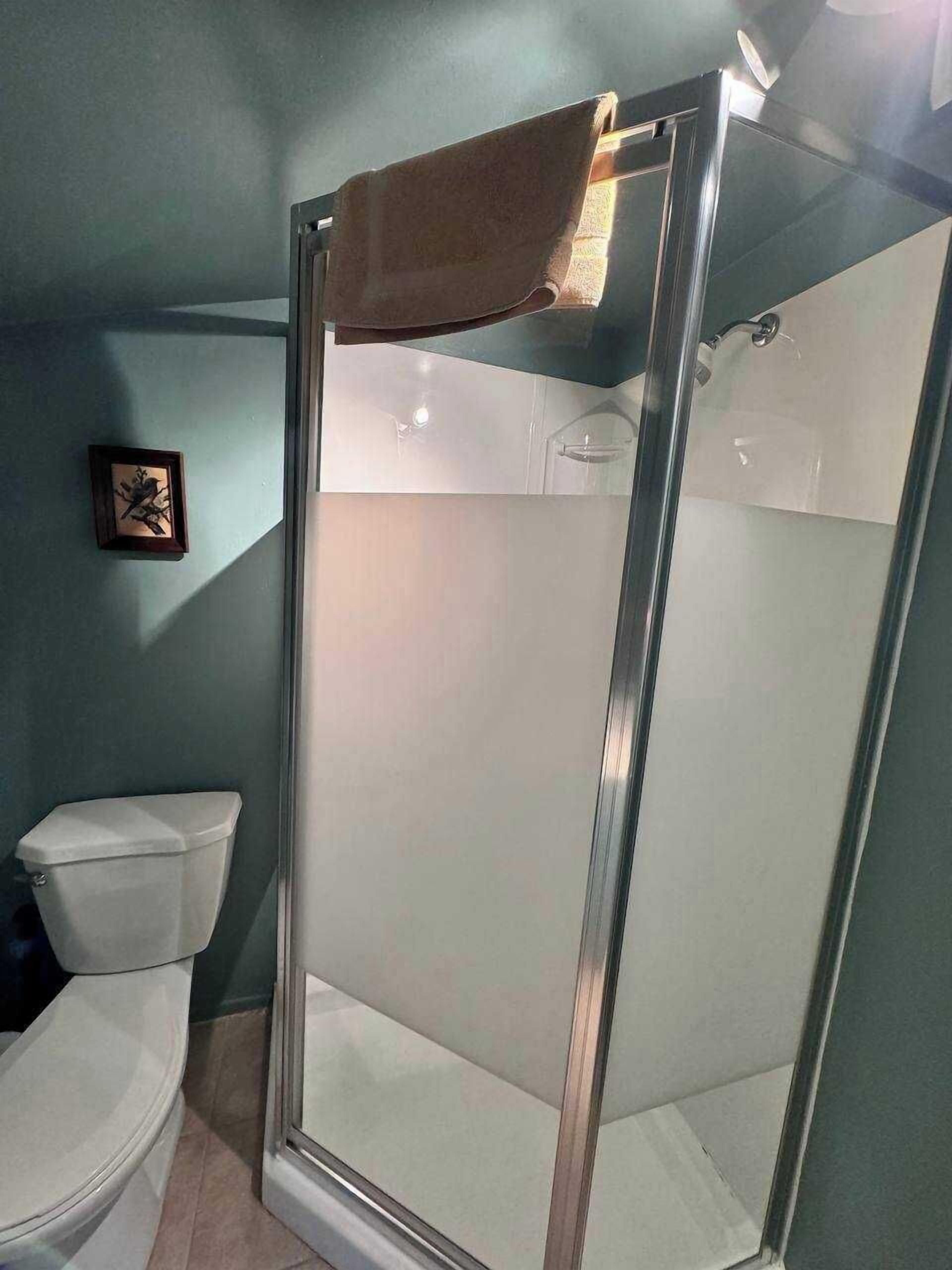 Douche, sèche-cheveux, serviettes fournies