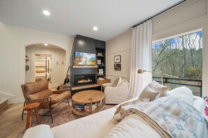 Free WiFi, bed sheets - High-End Craft Cabin w/ Brook: Designer Fireplace & Sunroom (Blowing Rock)