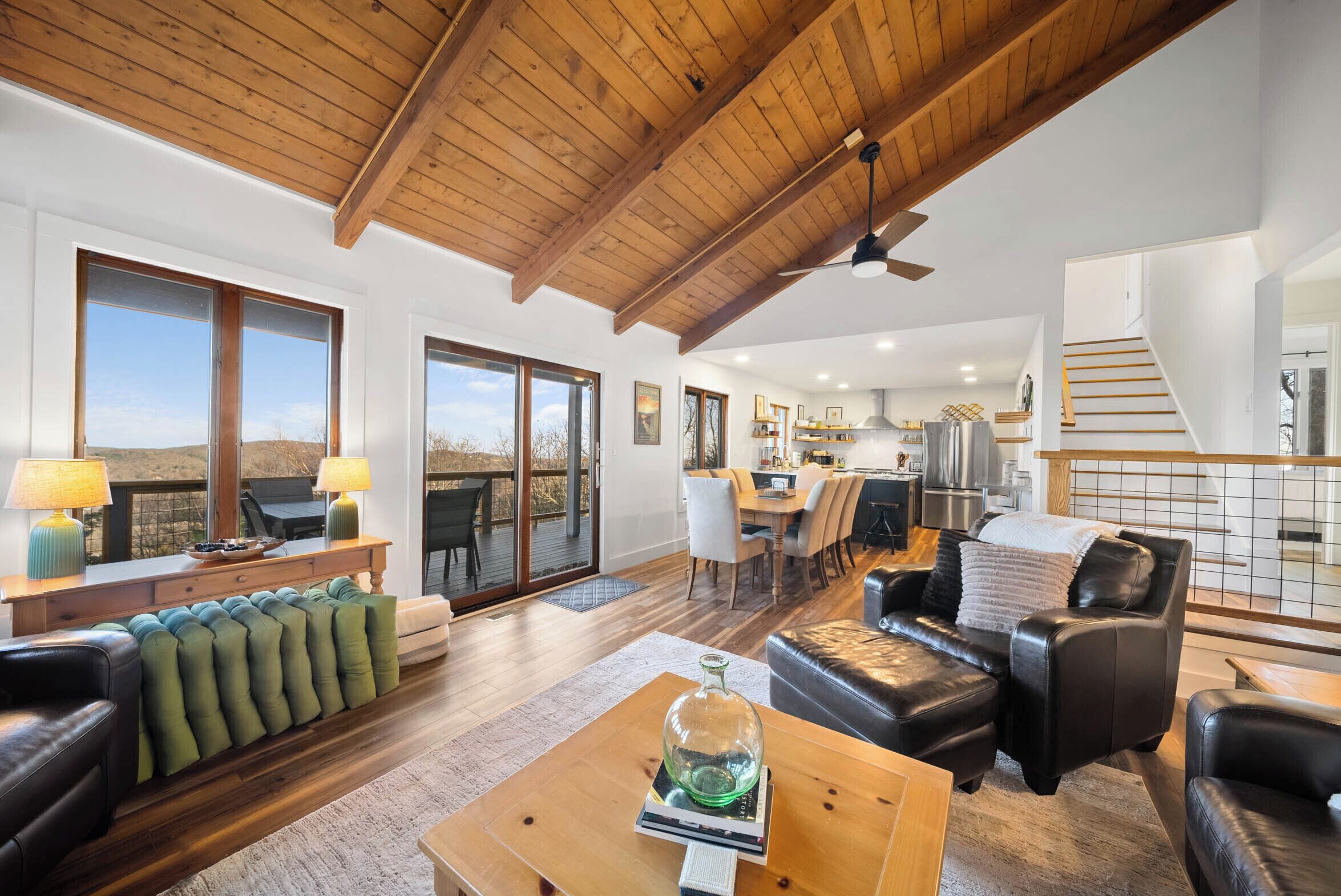 Televisie, een open haard en een tafeltennistafel