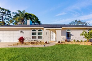 Exterior - 3BR snowbird-friendly home with enclosed yard, W/D (Palm Bay)