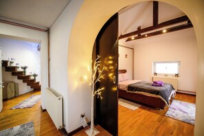 Iron/ironing board, WiFi, bed sheets - Lavender Attic w. AC, working desks (Bucharest)