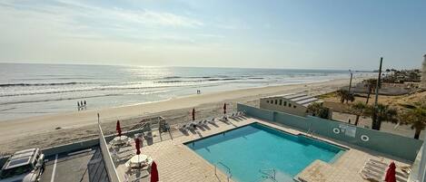 Una piscina al aire libre, una piscina climatizada
