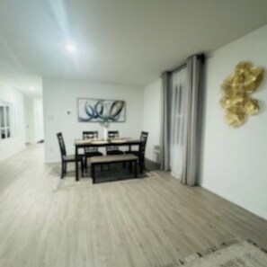 Talo, 4 makuuhuonetta, ilmastointi | Ruokailu