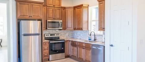 Frigorífico, microondas, horno y placa de cocina