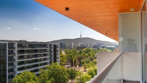 Property grounds - Bright Reid Apartment with Lake & City Outlooks (Reid)