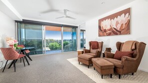 Smart TV - Bright Reid Apartment with Lake & City Outlooks (Reid)