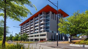 Exterior - Bright Reid Apartment with Lake & City Outlooks (Reid)