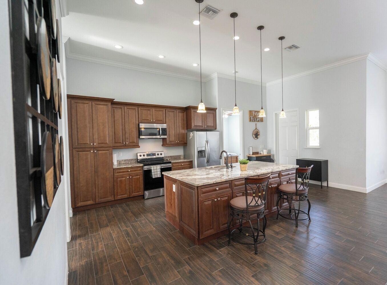 Frigorífico, microondas, horno y placa de cocina