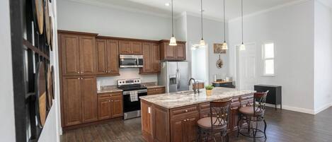 Frigorífico, microondas, horno y placa de cocina