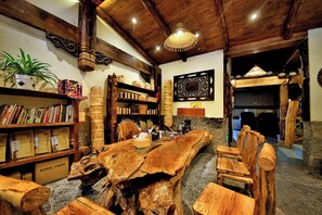 Lobby sitting area - Xiangxi Dreamweaver Inn (Zhangjiajie)