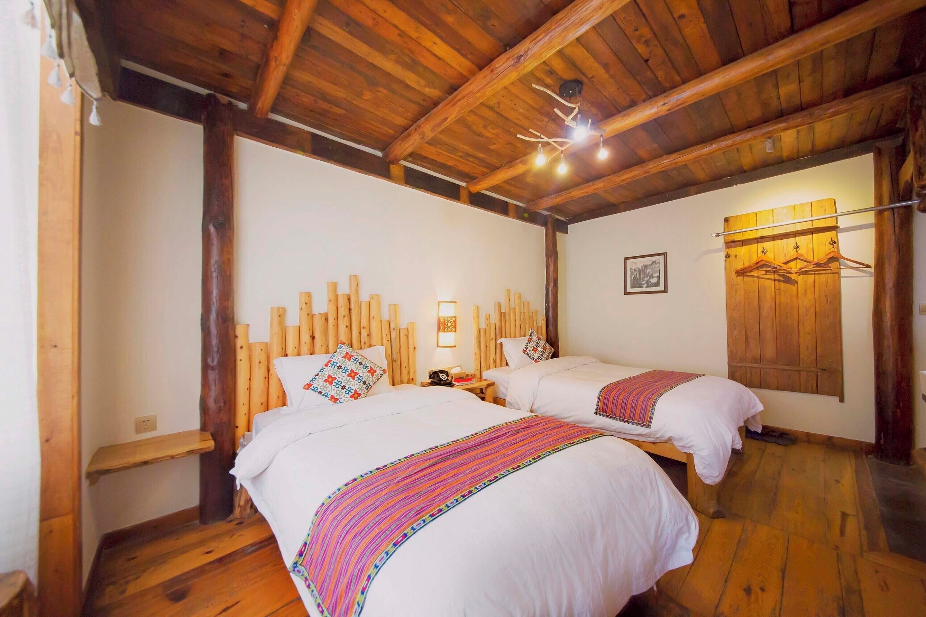 Signature-Zweibettzimmer, Hügelblick | Schreibtisch, laptopgeeigneter Arbeitsplatz, Verdunkelungsvorhänge