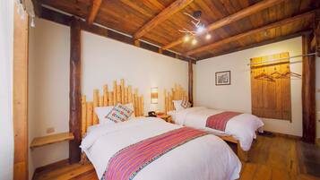 Signature-Zweibettzimmer, Hügelblick | Schreibtisch, laptopgeeigneter Arbeitsplatz, Verdunkelungsvorhänge