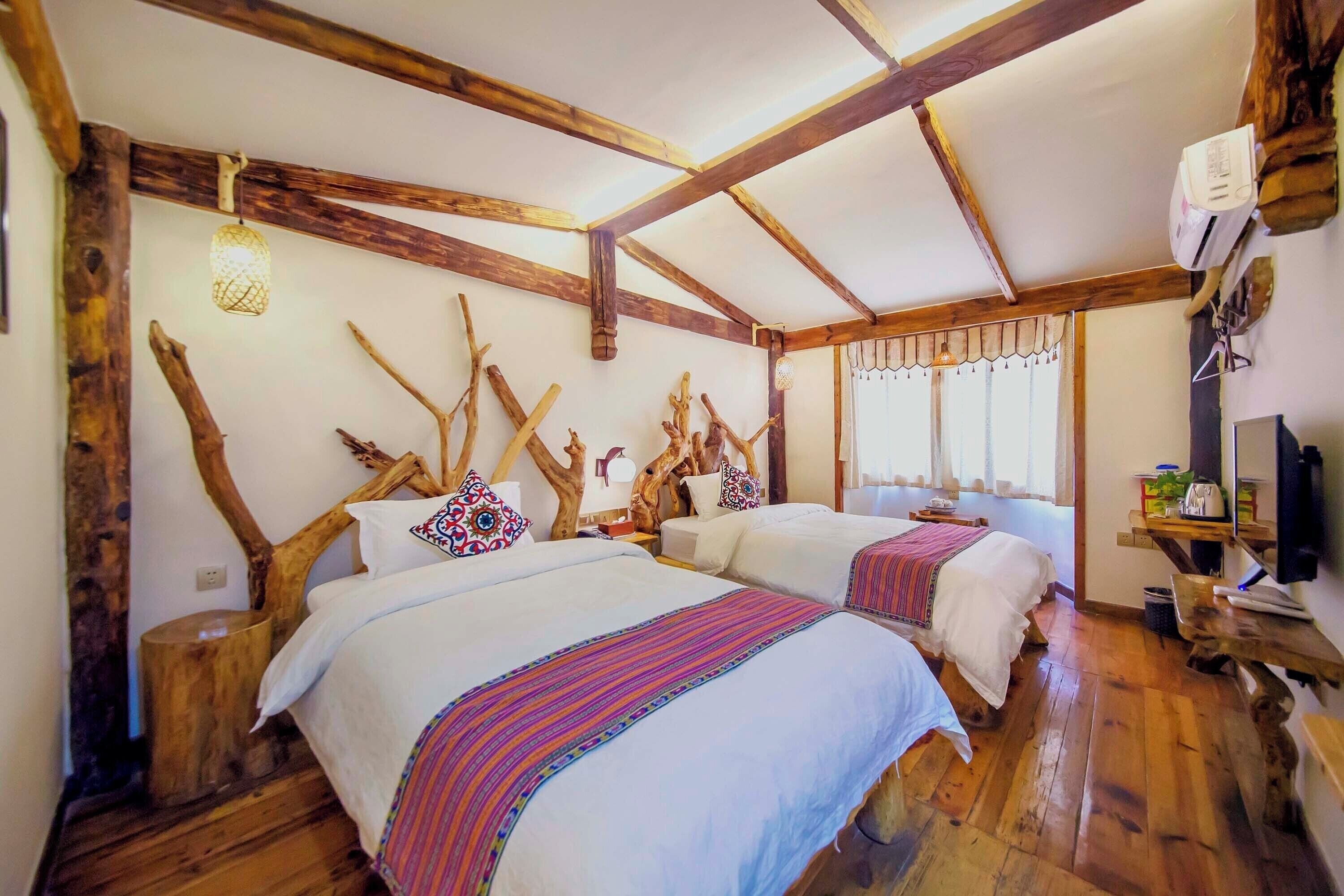 Signature Twin Room, Hill View | Desk, laptop workspace, blackout drapes, free WiFi