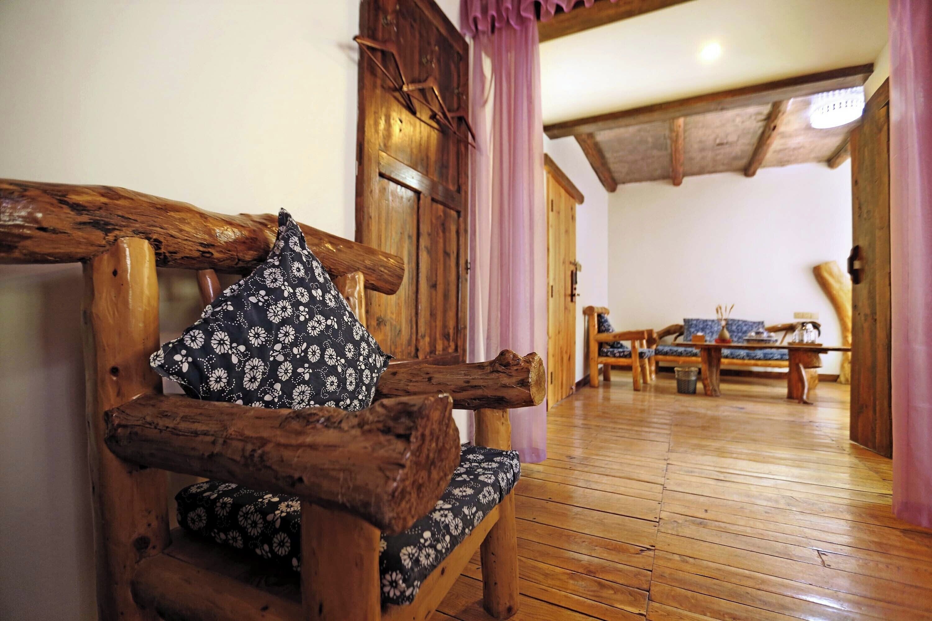 华丽套房, 山景 | 办公桌、笔记本电脑工作区、遮光窗帘、免费 WiFi