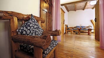 Suite Deluxe, vista a la montaña | Escritorio, espacio para trabajar con laptop y cortinas blackout