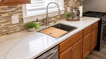 Coffee/tea maker, fridge, microwave, oven