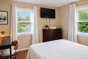3 bedrooms, desk, iron/ironing board, free WiFi