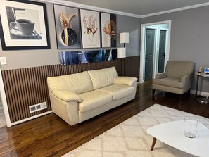 TV, books - 3BR Silver Spring Near DC - Pet Friendly (Silver Spring)