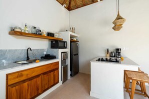 Villa Basic | Eget kök | Kylskåp, mikrovågsugn, spishäll och vattenkokare