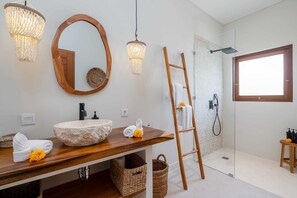 Basic Villa | Bathroom - Villa Lenoa (Tabanan)