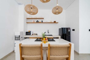 Basic Villa | Private kitchen | Fridge, microwave, stovetop, electric kettle - Villa Tropical Nomad (Canggu)