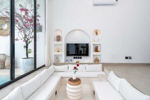 Basic Villa | Living area | TV, streaming services - Villa Tropical Nomad (Canggu)