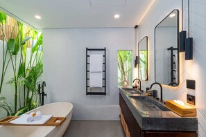 Vila básica, vista para o mar | Banheiro | Secador de cabelo, toalhas de banho, sabonete, shampoo