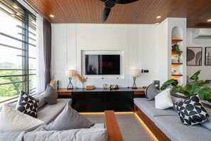 Villa de base, vue sur la mer | Aire de séjour | Téléviseur, services de diffusion en continu