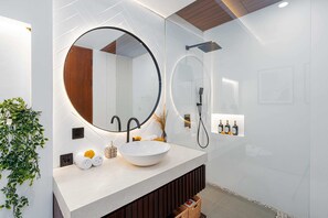 Villa de base, vue sur la mer | Salle de bain | Douche, séchoir à cheveux, serviettes fournies, savon