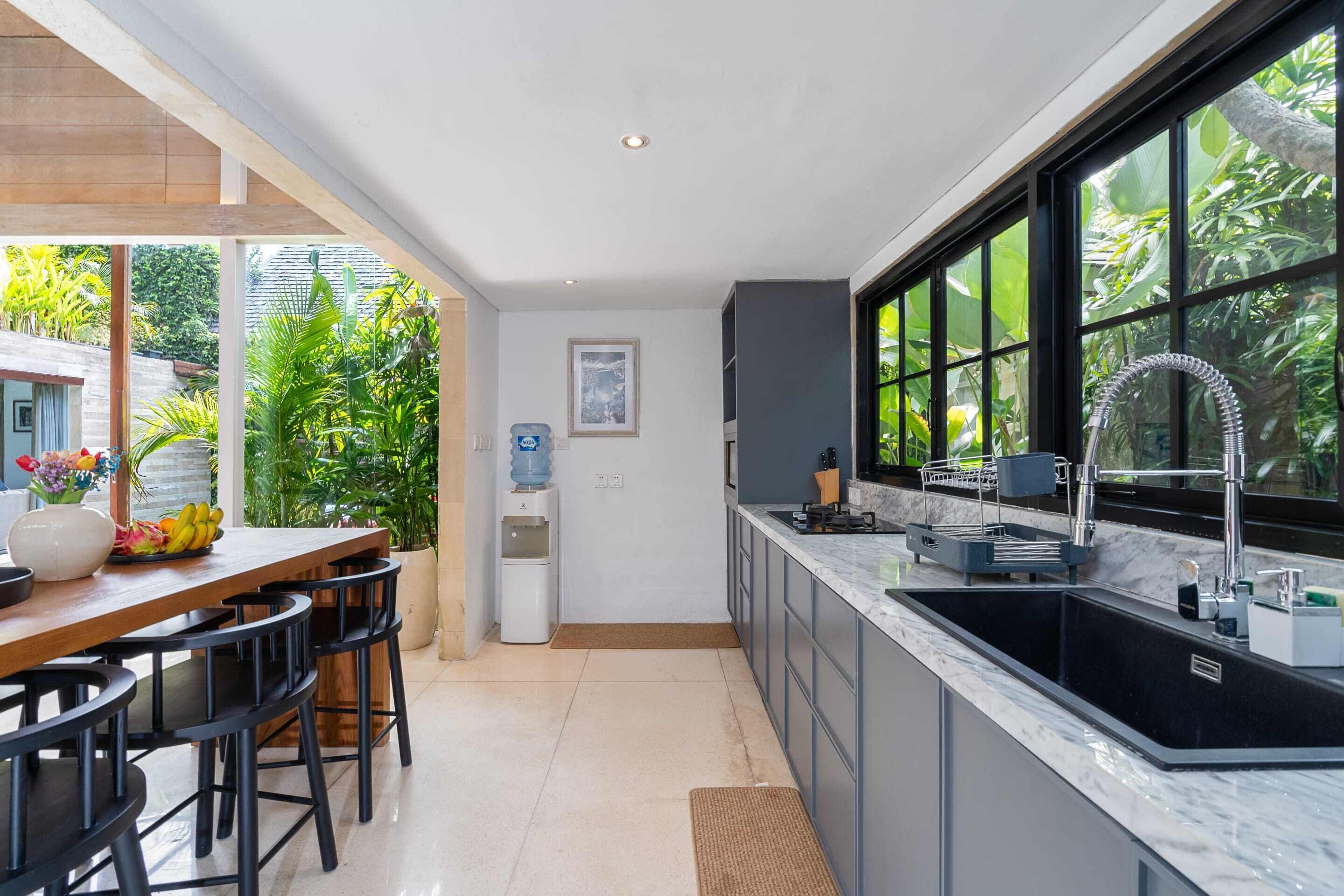 Nhà cơ bản | Bếp riêng | Tủ lạnh, lò vi sóng, bếp nấu, ấm điện 