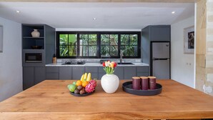 Basic House | Private kitchen | Fridge, microwave, stovetop, electric kettle - Villa Raya (Canggu)