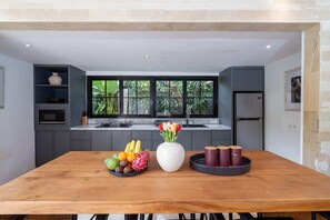 Refrigerador, microondas, placa de cocina, tetera/pava eléctrica