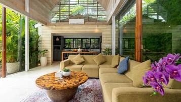 Basic House | Ruang tamu | TV, perkhidmatan penstriman