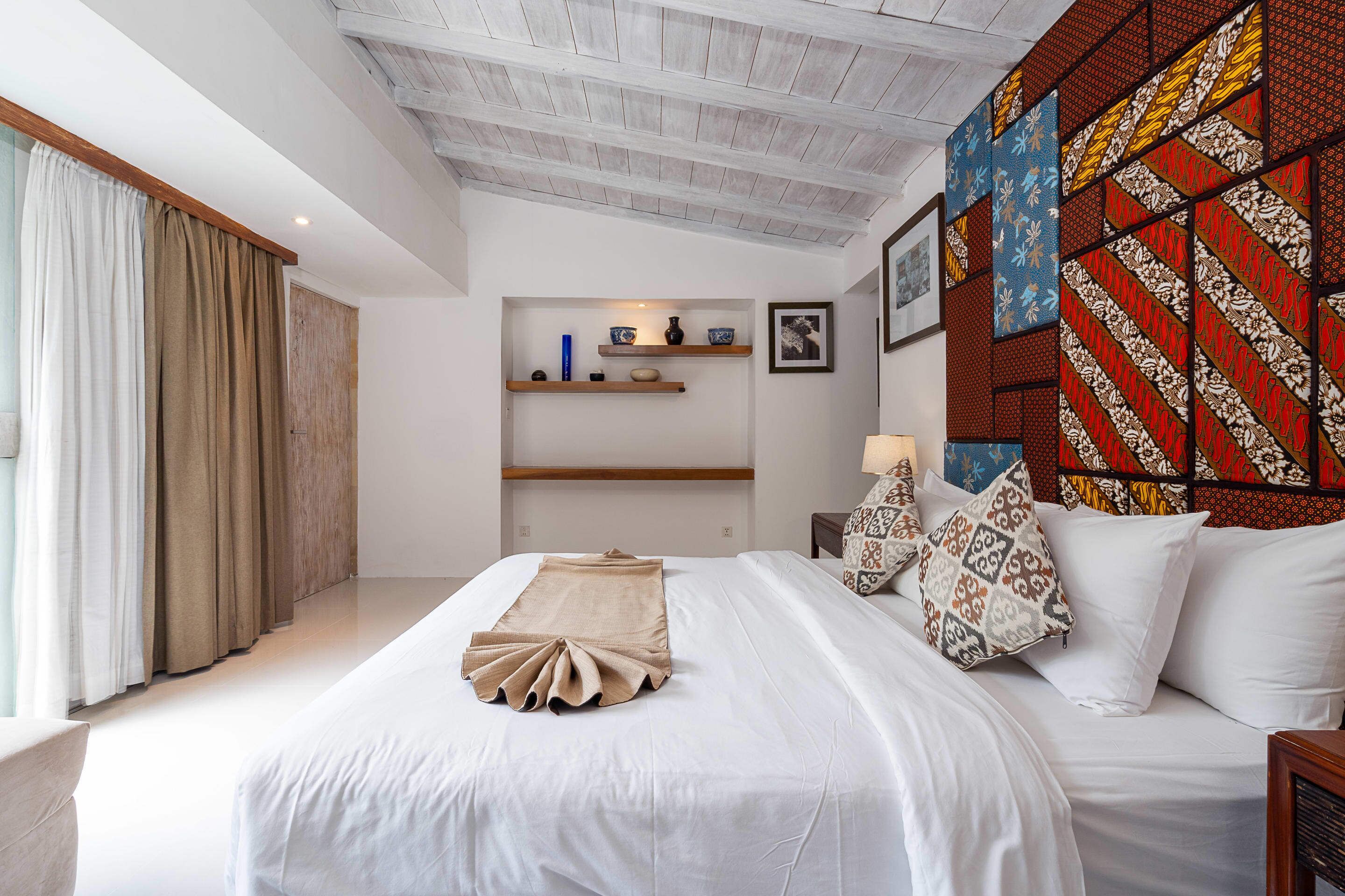 3 bedrooms, desk, iron/ironing board, bed sheets