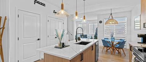 ثلاجة، ميكروويف، فرن، موقد طهي مسطح