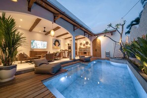Villa básica | Piscina | Una piscina al aire libre