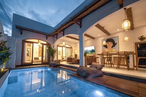 Villa básica | Piscina | Una piscina al aire libre