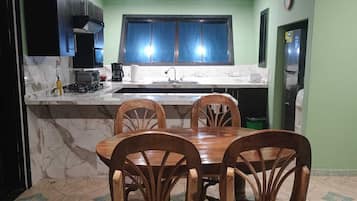 Four à micro-ondes, un four, cafetière-théière, grille-pain