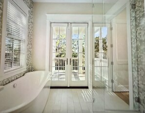 Douche, baignoire à jets, sèche-cheveux, serviettes fournies