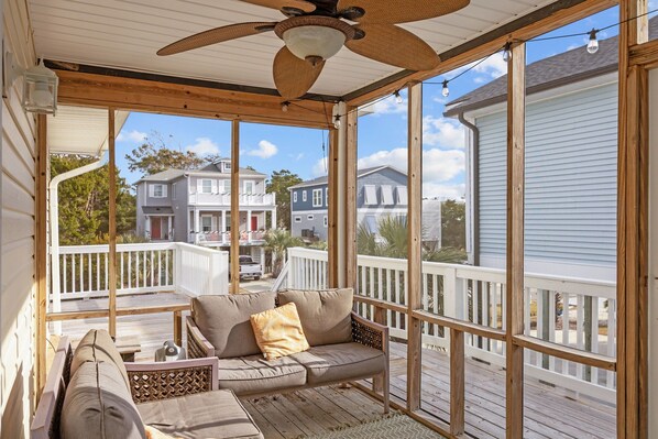 Terrace/patio - 2-Min Walk to Beach – Oak Island Coastal Retreat Dog friendly sleeps 8 (oak island)