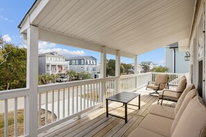 Property grounds - 2-Min Walk to Beach – Oak Island Coastal Retreat Dog friendly sleeps 8 (oak island)